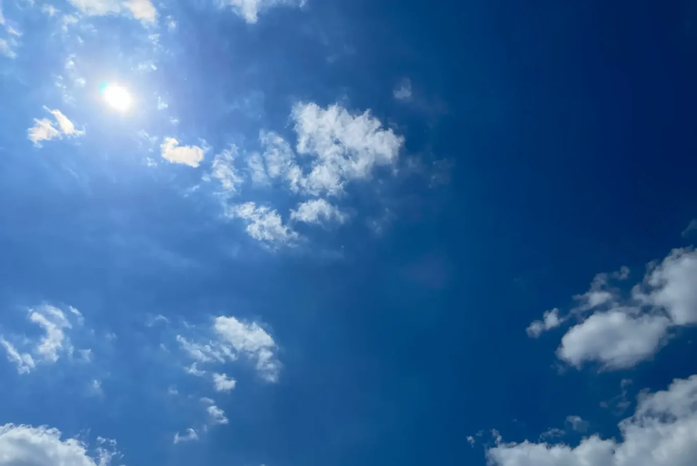 Individuelle Wolken vor blauem Himmel wie Seelenebene Heilung individuell verstehen: Seelenebene & Unterbewusstsein wie unsere Blaupause, Reinigung der eigenen Wolken über klarem blauem Himmel