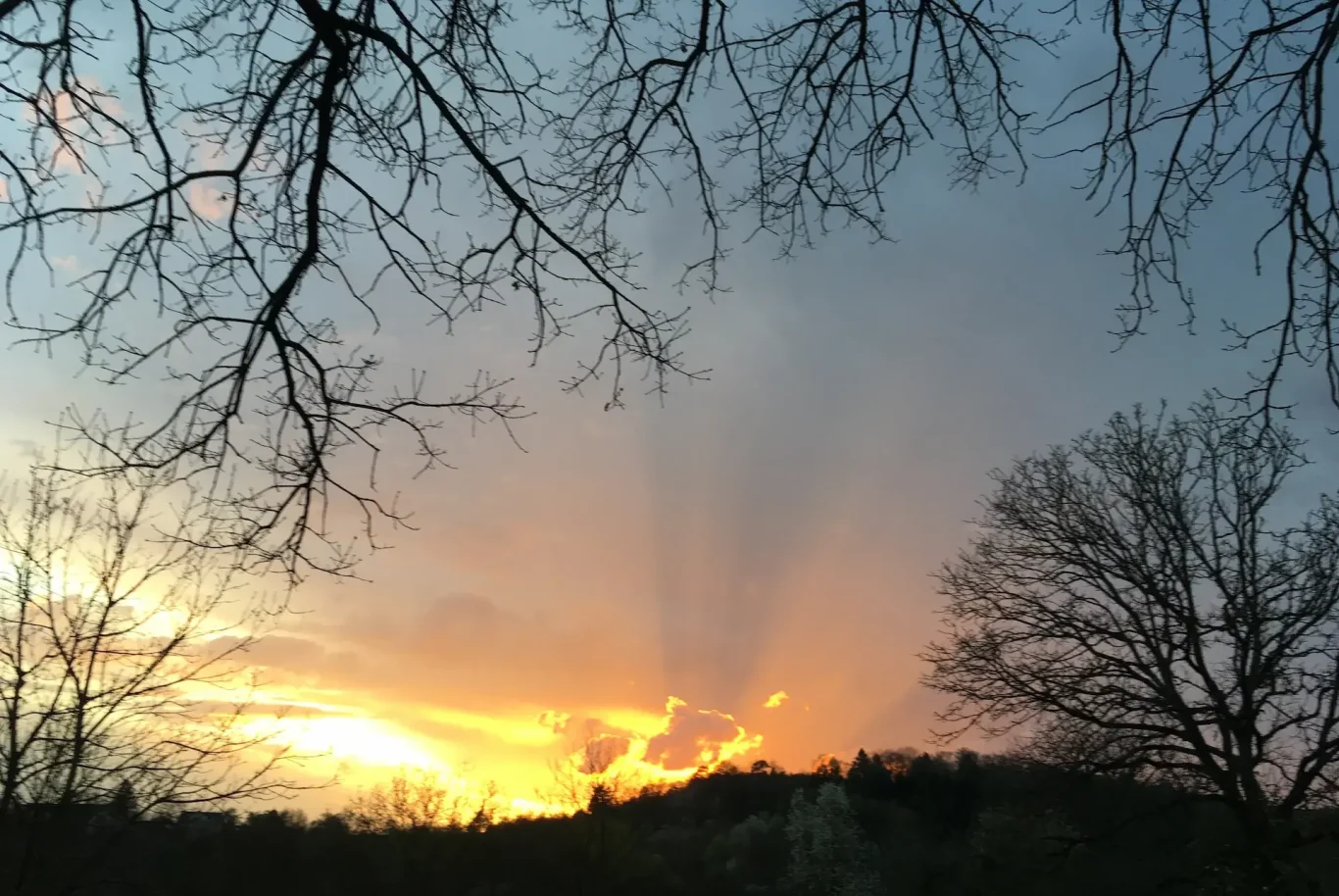 Layers of knowledge and healing like sunbeams in the sky My healing journey: Valuable insights as a doctor & for personal development, multifaceted as sunbeams in sky, chakra colors & self-healing